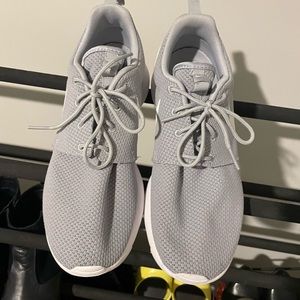 Like-New Gray NIKE sneakers